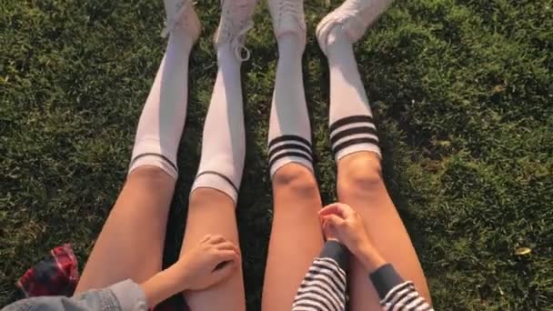 Pohled Zblízka Dívčí Nohy Bílých Teniskách Ponožkách Kolenou Ležících Trávě — Stock video