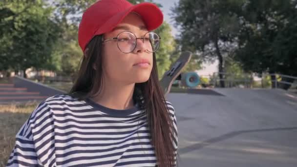 Attractive Calm Young Girl Red Cap Resting Skateboarding Skatepark — Stock Video