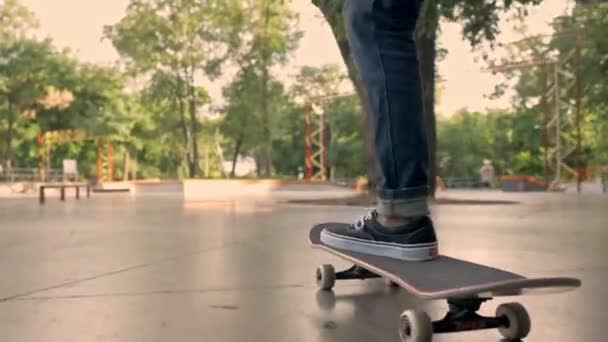 スケートボードに乗って スケートパークで楽しみながらトリックを作る若いひげそりの男のボトムビュー — ストック動画