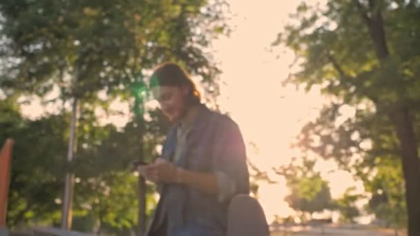 Feliz Lindo Jovem Barbudo Com Skate Sorrindo Rindo Enquanto Usa — Vídeo de Stock