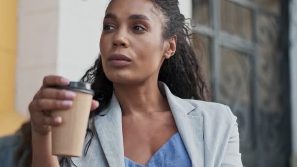 Schöne Nachdenkliche Junge Afrikanische Geschäftsfrau Hält Kaffee Zum Mitnehmen Mit — Stockvideo