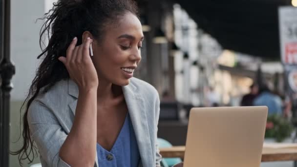 Jovem Mulher Negócios Africana Feliz Ouvindo Música Com Fones Ouvido — Vídeo de Stock