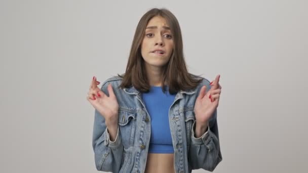 Emozionale Giovane Donna Bruna Giacca Jeans Gesticolando Con Dita Incrociate — Video Stock