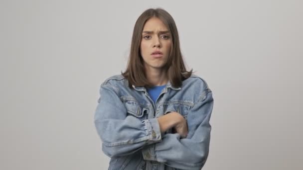 Sconvolto Giovane Donna Bruna Giacca Jeans Incrociando Braccia Offendendosi Guardando — Video Stock