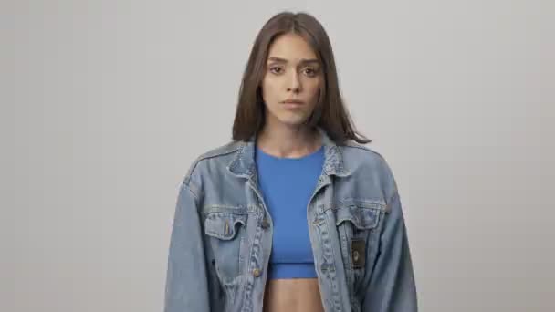 Анонімна Молода Брюнетка Джинсовій Куртці Закриває Вуха Руками Трясе Головою — стокове відео