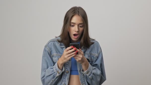 Jovem Morena Feliz Atraente Jaqueta Jeans Tornando Chocado Fazendo Gesto — Vídeo de Stock