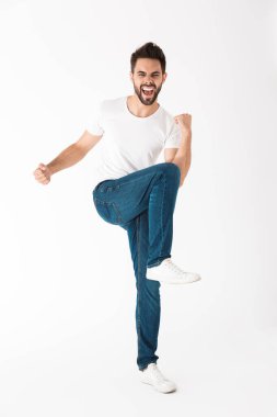 Uzun boylu, neşeli, esmer, sakallı bir adam.