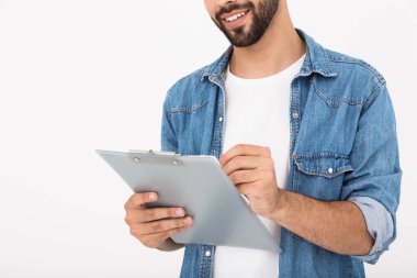 Görüntü, elinde pano ve yazıyla gülümseyen yakışıklı bir genç adamın görüntüsü.