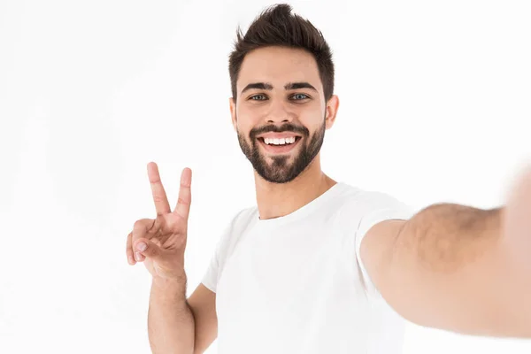 Sorridente giovane bruna uomo barbuto indossa abbigliamento casual — Foto Stock