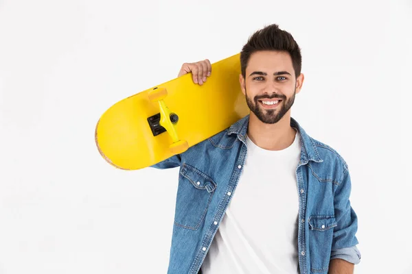 未刮胡子的快乐男人笑着站在滑板上的影像特写 — 图库照片