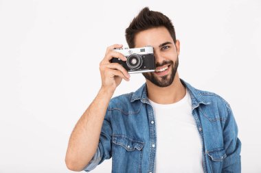 Beyaz adamın gülümseyen ve retro kamerada fotoğraf çeken görüntüsü