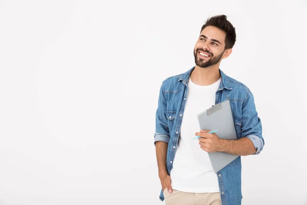 Imagem de jovem alegre segurando prancheta e sorrindo olhando para cima em copyspace — Fotografia de Stock