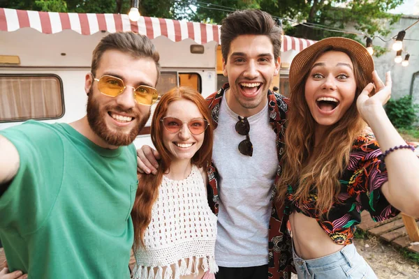 Grupo de alegres amigos emocionados de pie en el remolque al aire libre — Foto de Stock