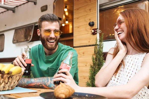 Feliz pareja sonriente almorzando — Foto de Stock