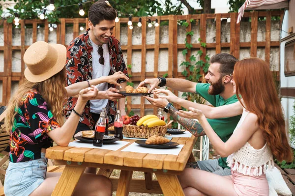 Grupo de jóvenes amigos alegres haciendo un picnic — Foto de Stock
