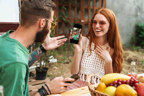 Felice coppia sorridente che pranza — Foto Stock