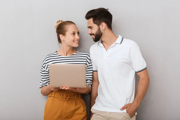 Hermosa pareja joven con ropa casual de pie — Foto de Stock