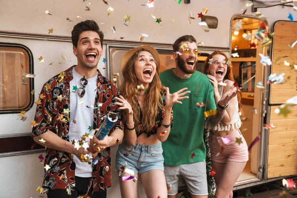 Grupo de amigos sorridentes alegres em pé no trailer ao ar livre — Fotografia de Stock