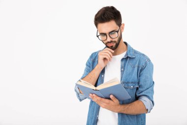 Gözlük takan ve kitap okuyan zeki bir adamın resmi.