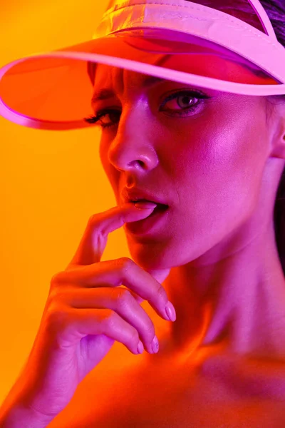 Imagen de primer plano de la mujer morena sexual con sombrero de la visera solar y — Foto de Stock