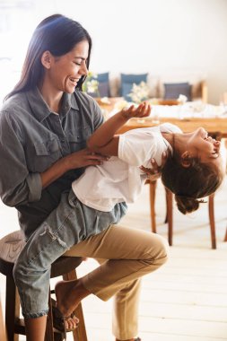 Çekici bir aile kadınının gülümsemesi ve onunla eğlenmesi.
