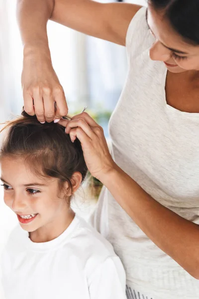 Imagem de comprimento total de jovem mulher de família fazendo toptnot penteado — Fotografia de Stock