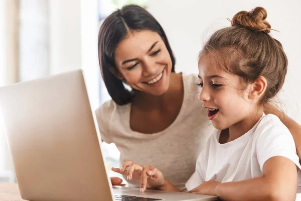 Bild einer fröhlichen Familienfrau und ihrer kleinen Tochter, die lächelt und — Stockfoto