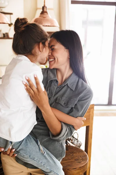 가족중에 긍정적 인 어머니가 미소를 짓고 어린 D 를 안고 있는 모습 — 스톡 사진