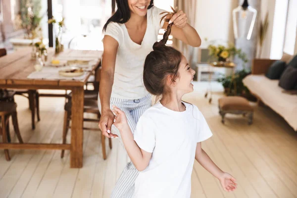 Imagem da bela mulher de família e menina se divertindo no co — Fotografia de Stock