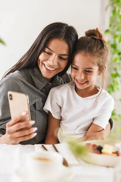 Image de jolie mère de famille et petite fille regardant cel — Photo