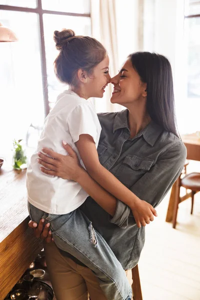 Beeld van Kaukasische familie moeder glimlachend en met haar kleine — Stockfoto