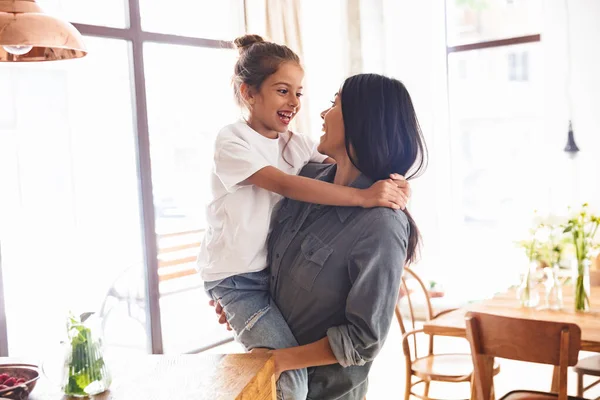 Bild der schönen Familienmutter, die lächelt und ihren kleinen Sohn hält — Stockfoto