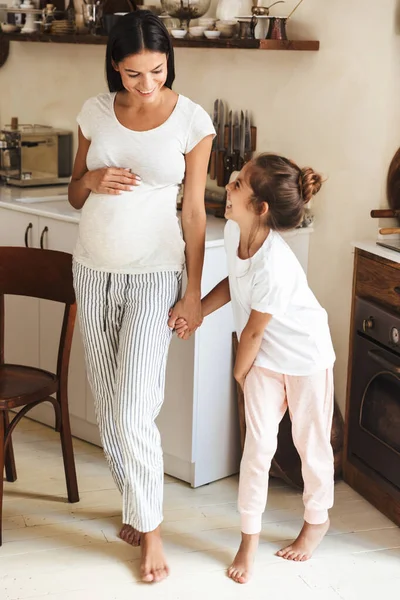 Imagen completa de la atractiva niña de la familia de pie con —  Fotos de Stock