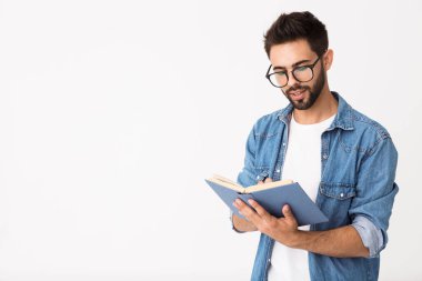 Gözlük takıp kitap okuyan beyaz bir adamın resmi.