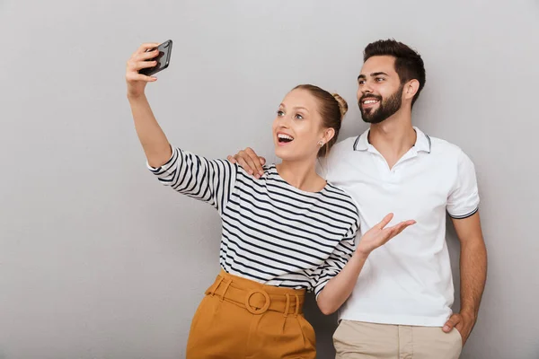 Schönes junges Paar in lässiger Kleidung im Stehen — Stockfoto