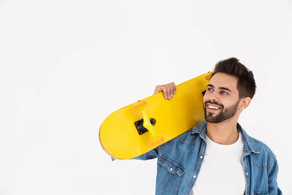 Εικόνα closeup της αξύριστος ευχαριστημένος άνθρωπος χαμογελά και στέκεται με skateboard — Φωτογραφία Αρχείου