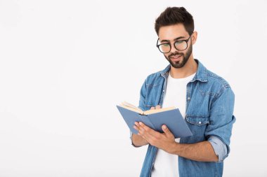 Gözlük takan ve kitap okuyan genç bir adamın resmi.