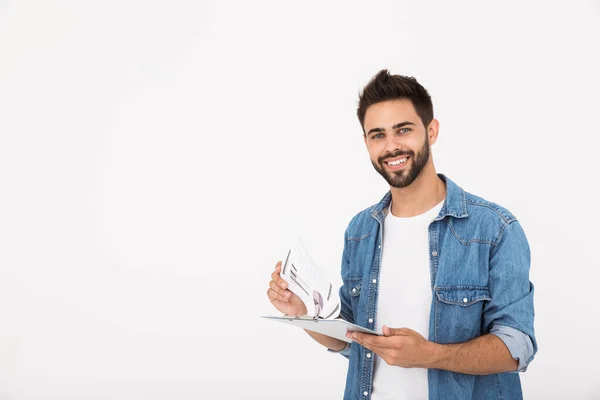 Imagem de belo homem satisfeito segurando prancheta com infográficos e sorrindo — Fotografia de Stock