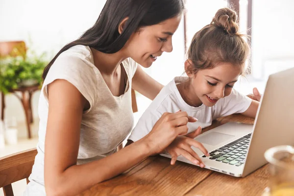 Beeld van mooie familie vrouw en haar kleine dochter glimlachen — Stockfoto