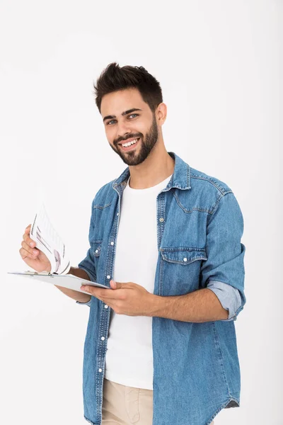 Imagem de belo homem feliz segurando prancheta com infográficos e sorrindo — Fotografia de Stock