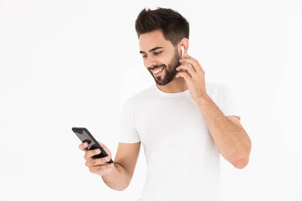 Obraz nieogolonego człowieka słuchającego muzyki z telefonem komórkowym i słuchawką — Zdjęcie stockowe