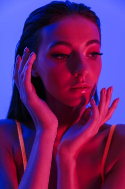 Cazibeli beyaz bir kadının yakın plan fotografı.