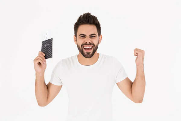 Beeld van glimlachende blije man met paspoort en tickets en het overgeven van armen — Stockfoto