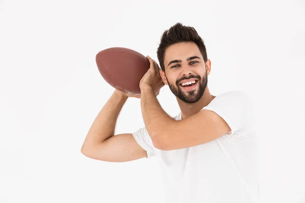 Imagen de un joven guapo sosteniendo una pelota de rugby y sonriendo — Foto de Stock