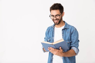 Gözlüklü, kitap okuyan ve gülümseyen genç bir adam resmi.
