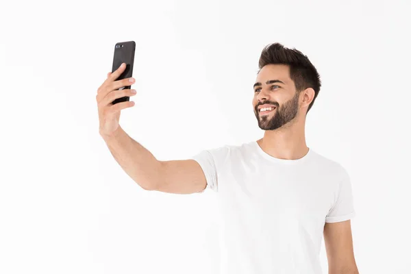 Εικόνα ενός όμορφου νεαρού άντρα να χαμογελάει και να βγάζει selfie φωτογραφία στο κινητό — Φωτογραφία Αρχείου