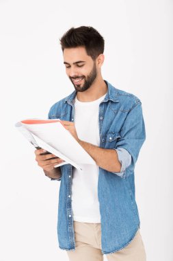 Egzersiz kitabına yazan ve gülümseyen neşeli, zeki bir adam resmi.