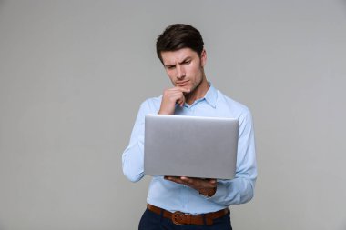 Ofis kıyafetleri içindeki kafası karışmış iş adamının fotoğrafı.