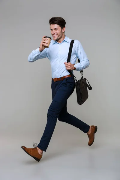 Ganzkörperporträt eines glücklichen Geschäftsmannes, der bei der Arbeit mit c — Stockfoto