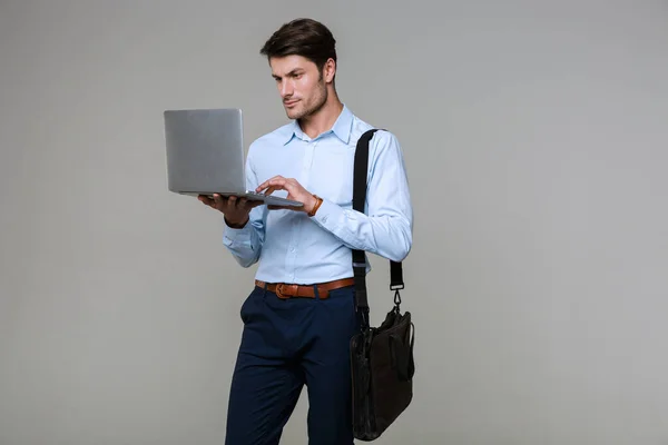 Imagen de hombre de negocios caucásico en ropa de oficina sosteniendo portátil — Foto de Stock